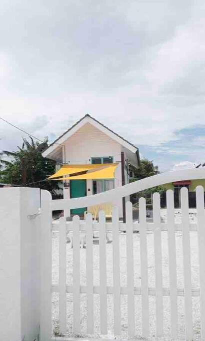Sea Kecil Tiny House Near Jetty Of Kuala Besut Villa Kampong Nail Eksteriør billede